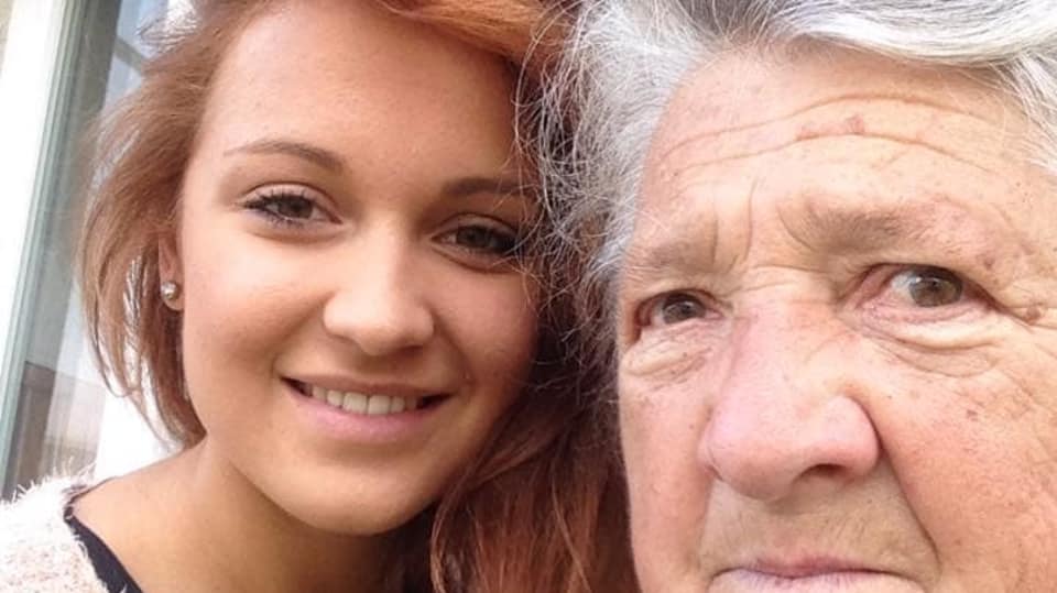 Livie Kuchařová Babička vždycky říká: „Ty vanilkový rohlíčky máš, jako když jdou z hospody.“ (Když se necrcám s cukrovím a každej rohlíček má jinej tvar.)